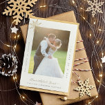 2 foto's Eerste Kerstmis Mr. en Mrs. echtpaar Feestdagenkaart<br><div class="desc">Minimalistische moderne genade en getrouwde nieuwe Mr. en Mrs. bruiloft newlyweds 2 foto's gepersonaliseerd met een eenvoudige kerstkaart sjabloon met een trendy handgeschreven handgeschreven handtekeningstijl voor gouden kalligrafie en een gouden sneeuwvlok.          Gemakkelijk om aan beide kanten met jouw tekst en afbeeldingen te personaliseren.</div>