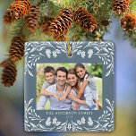 2 foto's Familie Winter Groen Blauw Kerstmis Keramisch Ornament<br><div class="desc">Dit donkerstoffige blauwe kerstornament toont een sierlijke witte wintergroene afbeelding die de foto's lijst. Het ontwerp biedt ruimte voor 2 afbeeldingen,  een aan de voorkant en een ander aan de achterkant. Personaliseer dit mooie aandenken ornament met uw familienaam en het jaar.</div>