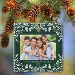 2 foto's Familie Winter Groen Kerstmis Keramisch Ornament<br><div class="desc">Dit donkergroene vierkante kerstornament heeft een sierlijke witte wintergroene groene afbeelding die de horizontale foto lijst. Het ontwerp biedt ruimte voor 2 afbeeldingen,  een aan de voorkant en een ander aan de achterkant. Personaliseer dit mooie aandenken ornament met uw familienaam en het jaar.</div>