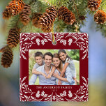 2 foto's Familie Winter Groen Rood Kerstmis Keramisch Ornament<br><div class="desc">Dit donkerrode kerstornament toont een sierlijke witte wintergroene afbeelding die de horizontale foto lijst. Het ontwerp biedt ruimte voor 2 foto's,  een aan de voorkant en een andere aan de achterkant. Personaliseer dit mooie aandenken ornament met uw familienaam en het jaar.</div>