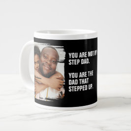 2 foto's van de vader die opstapelde grote koffiekop