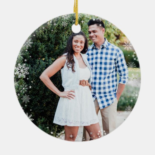 2 Foto's van onze eerste kerstfeestkoordsneeuw Keramisch Ornament (Achterkant)