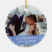 2 Foto's (Vert+H) Eerste Kerstmis: mevrouw Snowfla Keramisch Ornament (Voorkant)