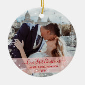 2 Foto's (Vert+H) Eerste Kerstmis: mevrouw Snowfla Keramisch Ornament (Voorkant)