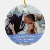 2 Foto's (Vert+H) Eerste Kerstmis: mevrouw Snowfla Keramisch Ornament (Voorkant)