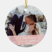 2 Foto's (Vert+H) Eerste Kerstmis: mevrouw Snowfla Keramisch Ornament (Voorkant)