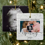 2 Foto's Zwangerschap Nieuwe Ouders 1 e mas Verwac Keramisch Ornament<br><div class="desc">Viel het kostbare geschenk van uw jongste familielid met een stijlvol 2 foto-vierkant faux marmer keramisch ornament. Genderneutraal ontwerp is geschikt voor een nieuwe baby of meisje. Woorden en afbeeldingen op deze sjabloon zijn eenvoudig te personaliseren. (AFBEELDING PLACEMENT TIP: Een gemakkelijke manier om een foto precies te centreren hoe u...</div>