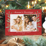 2 Fotozonegroet Holly Berries Kerstmis Feestdagenkaart<br><div class="desc">Deze elegant ontworpen kaart is voorzien van een heerlijke combinatie van hulstbessen en twee aanpasbare fotoruimtes, wat een perfecte manier is om uw warmste vakantiewensen te delen. Of u nu een gezellige kerstbijeenkomst bijwoont of een hartelijke groet van een afstand stuurt, het feestelijke ontwerp van deze kaart is perfect voor...</div>