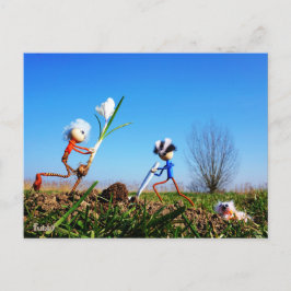 2 Fubby's die een bol krokus planten. Briefkaart