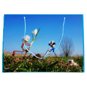 2 Fubby's die een bol krokus planten. Groot Cadeauzakje (Voorkant)