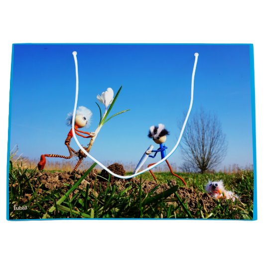 2 Fubby's die een bol krokus planten. Groot Cadeauzakje (Voorkant)