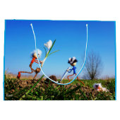 2 Fubby's die een bol krokus planten. Groot Cadeauzakje (Achterkant)