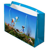 2 Fubby's die een bol krokus planten. Groot Cadeauzakje (Achterkant Gekanteld)