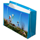 2 Fubby's die een bol krokus planten. Groot Cadeauzakje (Voorkant Gekanteld)