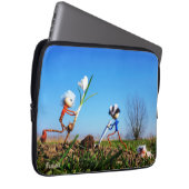 2 Fubby's die een bol krokus planten. Laptop Sleeve (Voorkant Rechts)