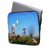 2 Fubby's die een bol krokus planten. Laptop Sleeve (Voorkant Links)