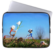 2 Fubby's die een bol krokus planten.