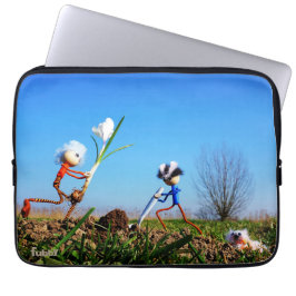 2 Fubby's die een bol krokus planten. Laptop Sleeve