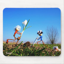 2 Fubby's die een bol krokus planten.