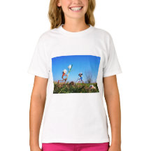 2 Fubby's die een bol krokus planten.