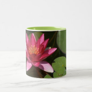2 GESTEMPELDE MOK, " ROZE LOTUSBLOESEM" TWEEKLEURIGE KOFFIEMOK