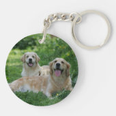 2 Golden Retrievers Laying in Grass Sleutelhanger (Achterkant)