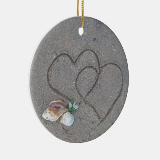 2 Harten in zand met schelpen Keramisch Ornament (Rechts)