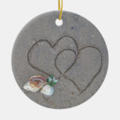 2 Harten in zand met schelpen Keramisch Ornament (Voorkant)