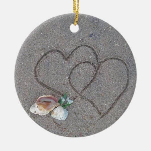 2 Harten in zand met schelpen Keramisch Ornament (Voorkant)