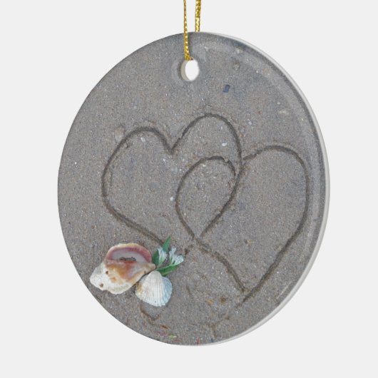 2 Harten in zand met schelpen Keramisch Ornament (Links)