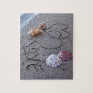2 Harten in zand met schelpen met liefde Legpuzzel