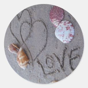 2 Harten in zand met schelpen met liefde Ronde Sticker