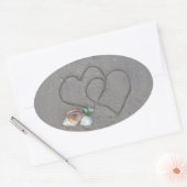 2 Harten in zand met schelpen Ovale Sticker (Envelop)