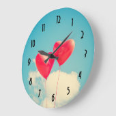 2 Helderrode kopballonnen die naar boven drijven Grote Klok (Hoek)