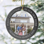 2 House Photos First Xmas New Home Faux Chalkboard Keramisch Ornament<br><div class="desc">Geniet van de vreugde van uw nieuwe plek met een op maat gemaakte twee foto "Eerste Kerstmis in ons nieuwe huis" met een rond keramisch ornament van het keramische bord. Alle tekst en afbeeldingen op deze sjabloon zijn eenvoudig te personaliseren, en kunnen verschillend of het zelfde op voor en rug...</div>