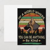 2 In A World Where You Can Be Anything Be Kind Vin Kaart (Voorkant / Achterkant)