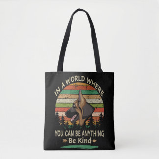 2 In een wereld waar je alles kunt zijn, wees vrie Tote Bag