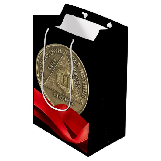2 Jaar AA Jubileum Munt Rode Lint Medium Cadeauzakje (Voorkant Gekanteld)