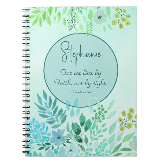 2 Korintiërs 5:7 We leven door Faith Green Floral Notitieboek (Voorkant)