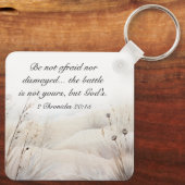 2 Kronieken 20:15 De strijd is Gods Bijbelvers Sleutelhanger (Achterkant)