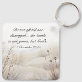 2 Kronieken 20:15 De strijd is Gods Bijbelvers Sleutelhanger (Achterkant)