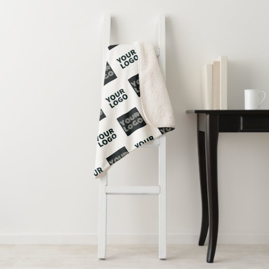 2 Logo's eenvoudige herhalende Logo | Wit Sherpa Deken (In situ)