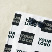 2 Logo's eenvoudige herhalende Logo | Wit Strandlaken (In situ)