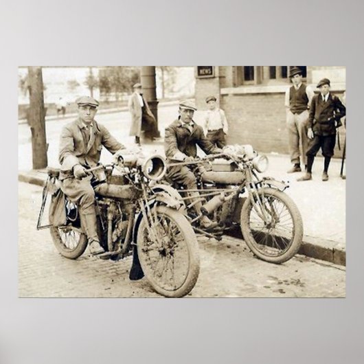 2 man op motorfietsen met groot poster (Voorkant)