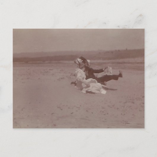 2 mensen op het strand die pet verliezen briefkaart (Voorkant)