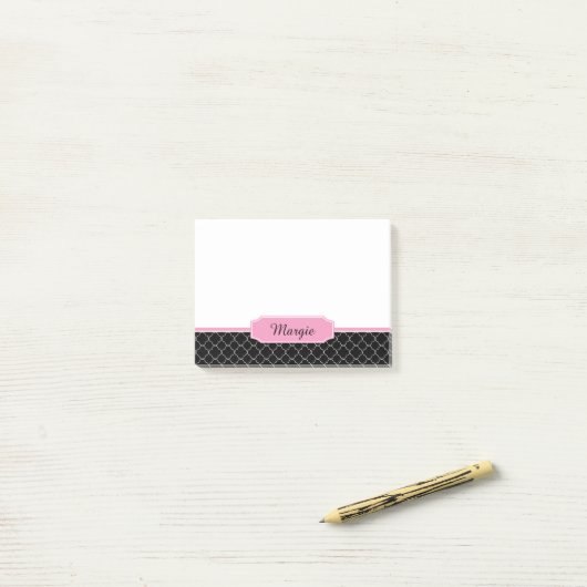 #2 Monogram zwart-roze Quatrefoil Patroon Post-it® Notes (Op bureau)