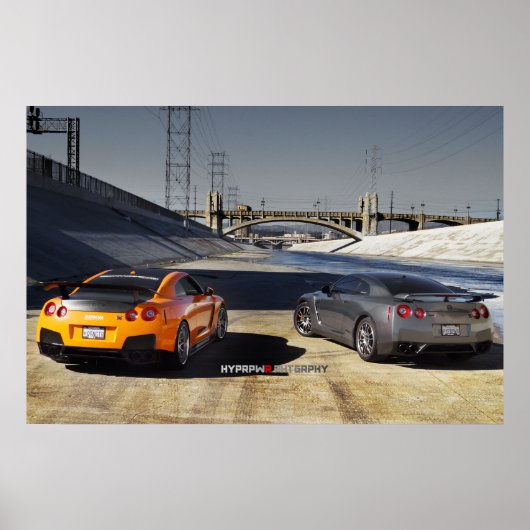 2 Nissan GT-R35 in het centrum van Los Angeles Poster (Voorkant)