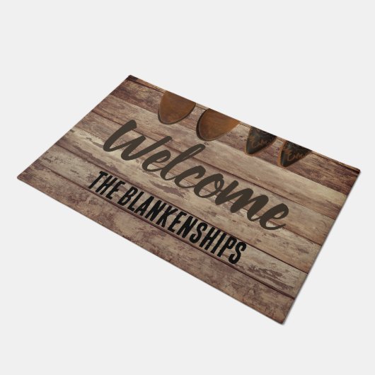 2 paar laarzen op rustieke houten deurmat (Schuin)