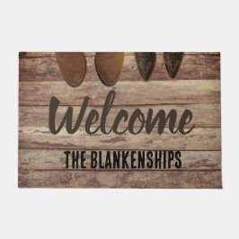 2 paar laarzen op rustieke houten deurmat