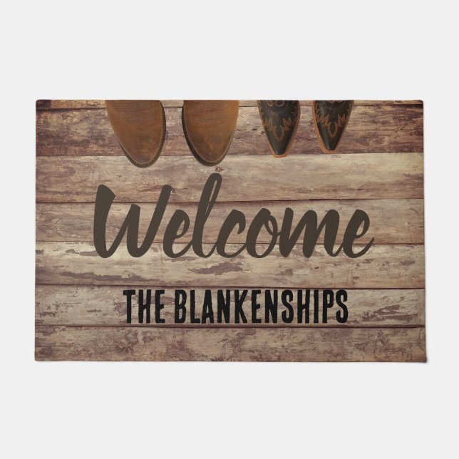 2 paar laarzen op rustieke houten deurmat (Voorkant)